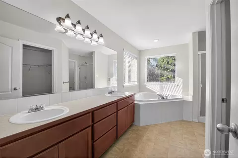 Bath - 1005 Eagle Ave SW, Orting, WA 98360 photo 2 of 5