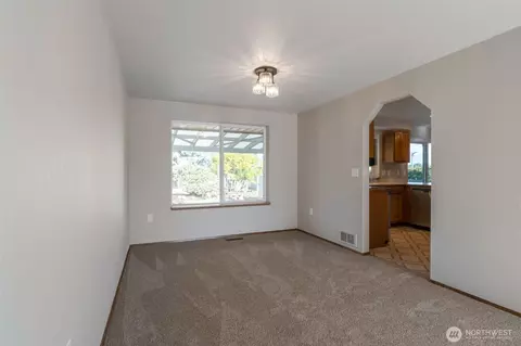 Living - 817 89th St SE, Everett, WA 98208 photo 4 of 7
