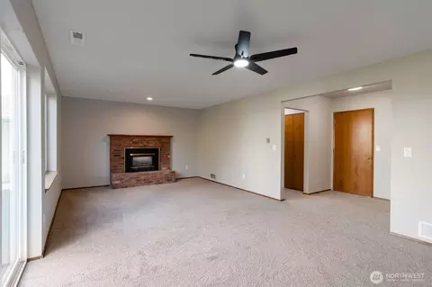 Living - 817 89th St SE, Everett, WA 98208 photo 2 of 7