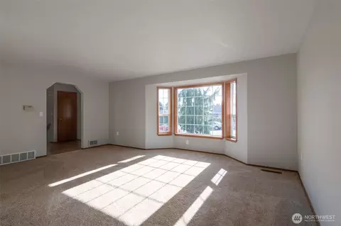 Living - 817 89th St SE, Everett, WA 98208 photo 5 of 7
