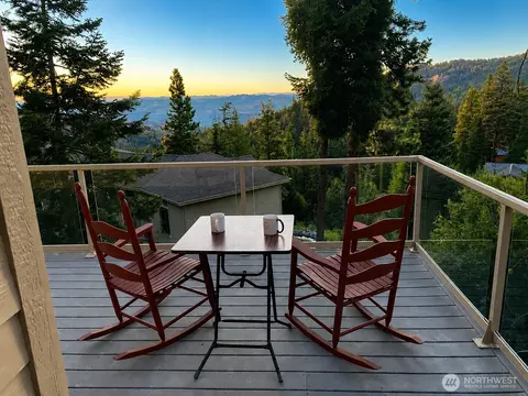 6760 Forest Ridge Dr, Wenatchee, WA 98801