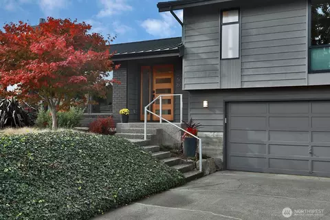 6556 Humphrey Rd, Clinton, WA 98236