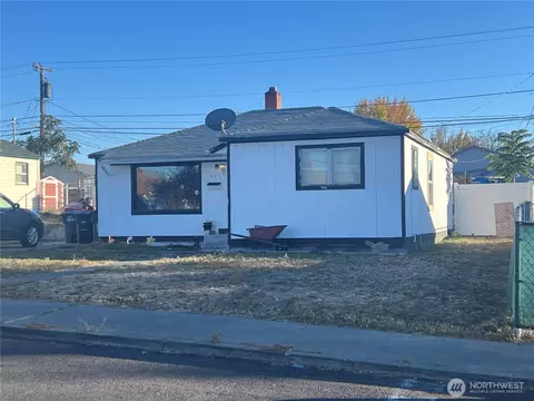 321 W Loop Dr, Moses Lake, WA 98837