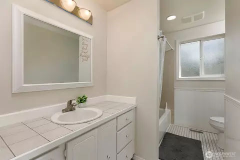 Bath - 12827 47th Ave SE, Everett, WA 98208 photo 2 of 3