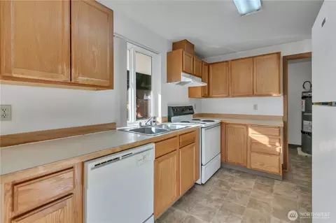 Kitchen - 17216 13th Ave E, Spanaway, WA 98387 photo 2 of 4