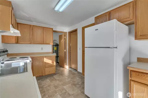 Kitchen - 17216 13th Ave E, Spanaway, WA 98387 photo 3 of 4