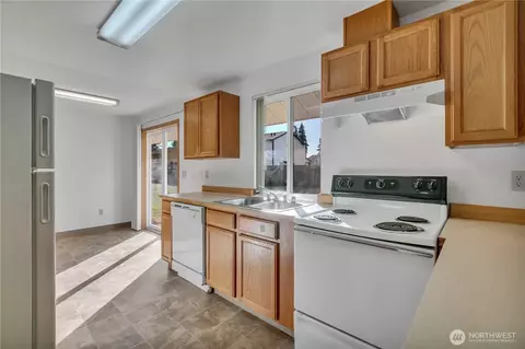Kitchen - 17216 13th Ave E, Spanaway, WA 98387 photo 4 of 4