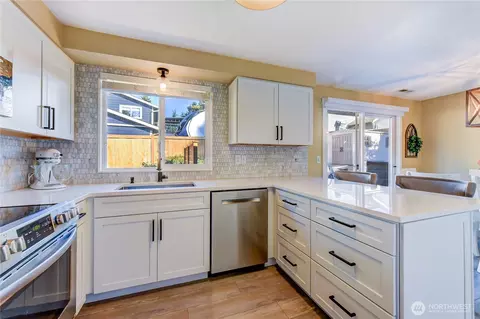 Kitchen - 525 218th St SW, Bothell, WA 98021 photo 3 of 5