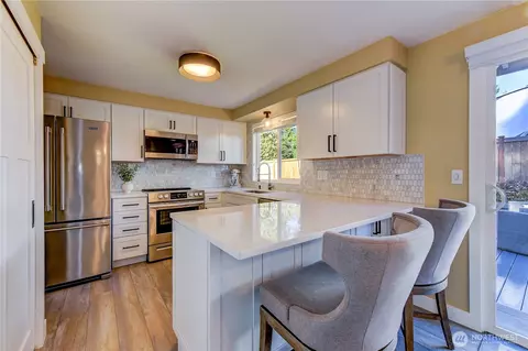 Kitchen - 525 218th St SW, Bothell, WA 98021 photo 2 of 5