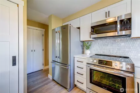 Kitchen - 525 218th St SW, Bothell, WA 98021 photo 4 of 5