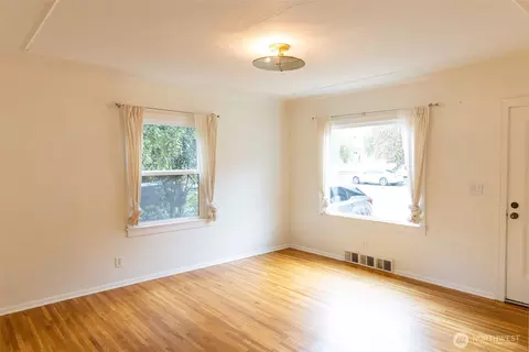 Living - 319 E Chestnut St, Walla Walla, WA 99362 photo 3 of 7