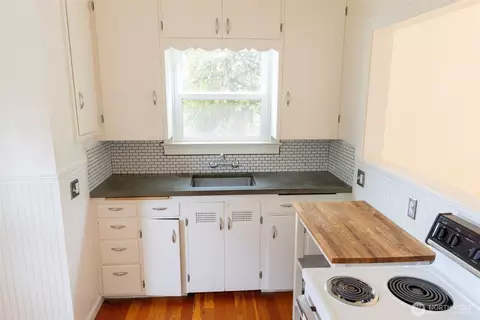 Kitchen - 319 E Chestnut St, Walla Walla, WA 99362 photo 3 of 4