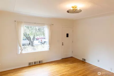 Living - 319 E Chestnut St, Walla Walla, WA 99362 photo 2 of 7