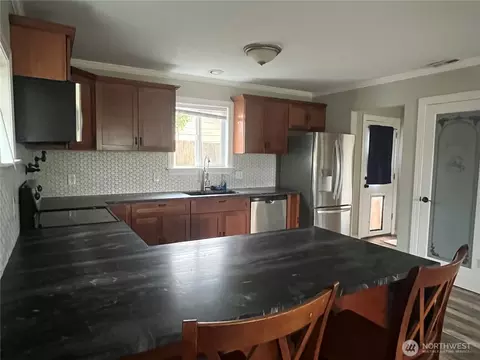 Kitchen - 1854 Hillcrest Ave, Enumclaw, WA 98022 photo 1 of 2
