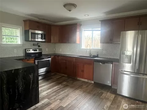Kitchen - 1854 Hillcrest Ave, Enumclaw, WA 98022 photo 2 of 2