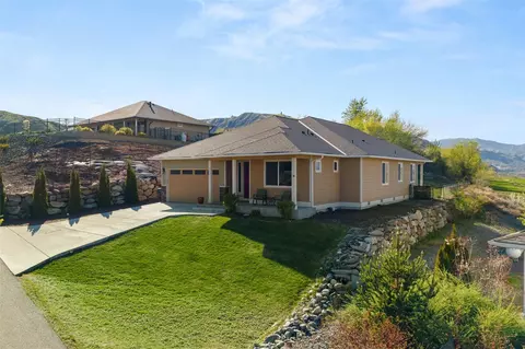 3050 Riverview Ln, Malaga, WA 98828