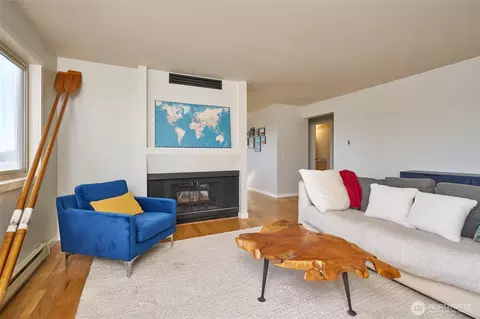 Living - 812 N 42nd St #301, Seattle, WA 98103 photo 3 of 5