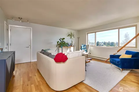 Living - 812 N 42nd St #301, Seattle, WA 98103 photo 2 of 5