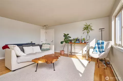 Living - 812 N 42nd St #301, Seattle, WA 98103 photo 4 of 5