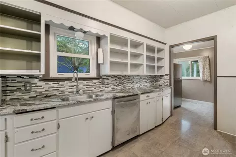 Kitchen - 1628 Mcdougall Ave, Everett, WA 98201 photo 3 of 5