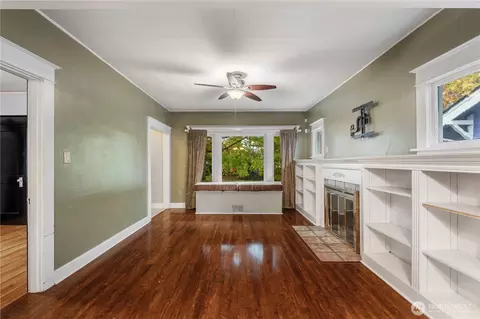 Living - 1628 Mcdougall Ave, Everett, WA 98201 photo 4 of 4
