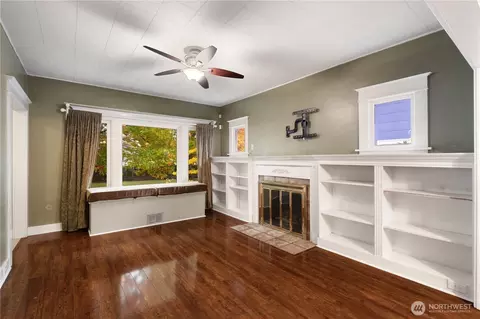 Living - 1628 Mcdougall Ave, Everett, WA 98201 photo 3 of 4