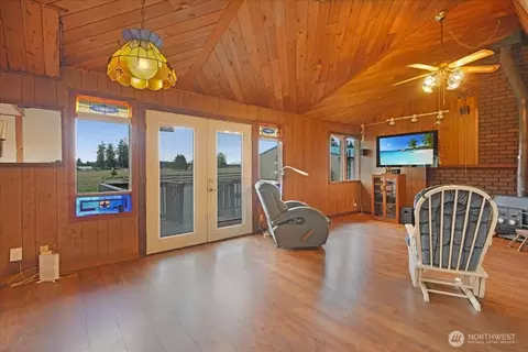 Living - 283 Sargent Rd, Winlock, WA 98596 photo 4 of 5