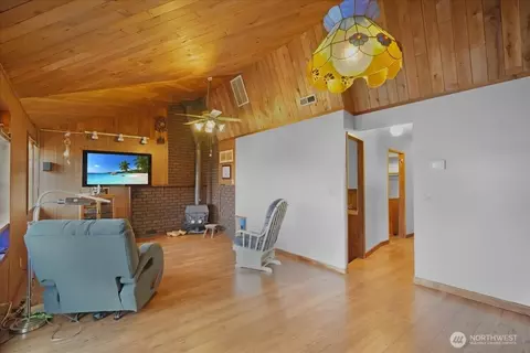 Living - 283 Sargent Rd, Winlock, WA 98596 photo 5 of 5