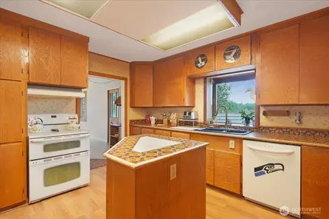 Kitchen - 283 Sargent Rd, Winlock, WA 98596 photo 2 of 3
