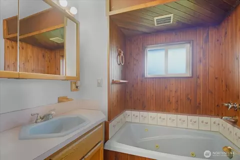 Bath - 283 Sargent Rd, Winlock, WA 98596 photo 2 of 4