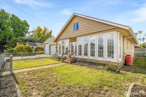 913 S 3rd Ave, Kelso, WA 98626