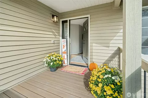 Exterior - 2408 Viewcrest Ave, Everett, WA 98203 photo 4 of 8
