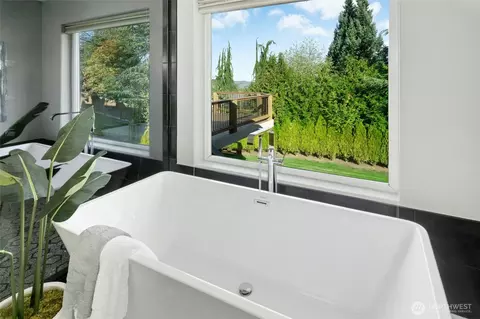Bath - 2408 Viewcrest Ave, Everett, WA 98203 photo 1 of 6