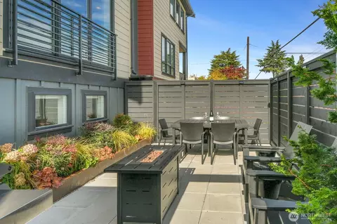 Exterior - 302 6th Ave S, Edmonds, WA 98020 photo 2 of 5