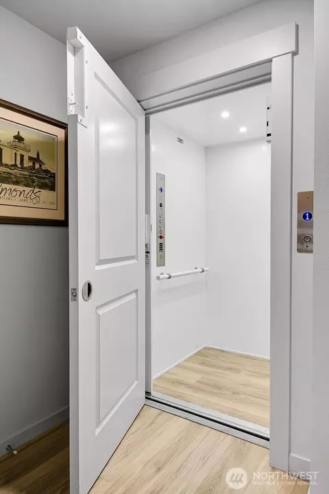 Entry Way - 302 6th Ave S, Edmonds, WA 98020 photo 2 of 2
