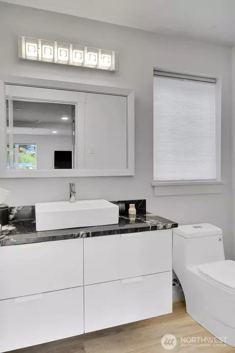Bath - 302 6th Ave S, Edmonds, WA 98020 photo 1 of 3