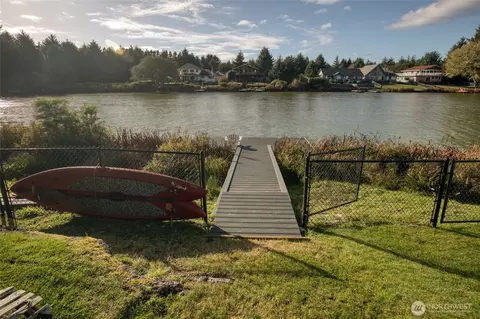 292 NE Pearsall St, Ocean Shores, WA 98569