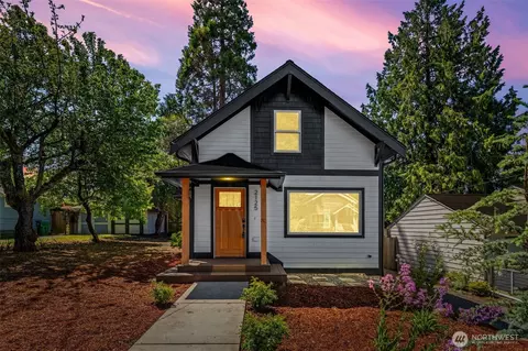 Exterior - 2125 N 90th St, Seattle, WA 98103 photo 8 of 10