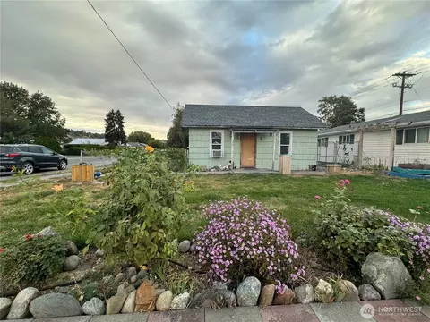 122 W 4th Ave, Omak, WA 98841