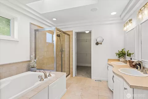 Bath - 17312 Gravenstein Rd, Bothell, WA 98012 photo 2 of 6