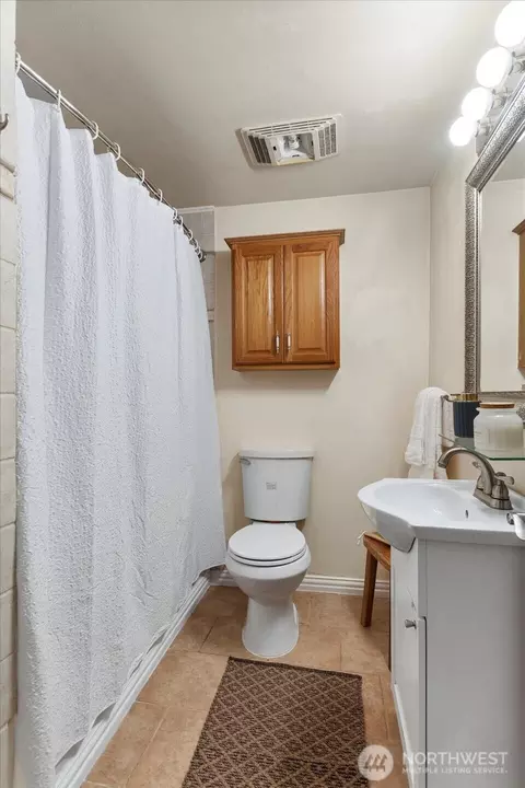 Bath - 17312 Gravenstein Rd, Bothell, WA 98012 photo 5 of 6