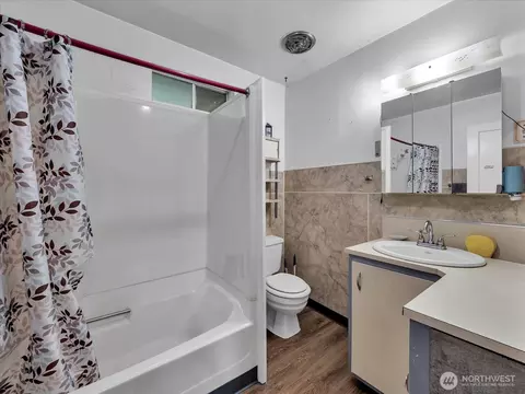 Bath - 2426 Pine St, Everett, WA 98201 photo 1 of 1