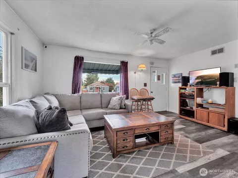 Living - 2426 Pine St, Everett, WA 98201 photo 3 of 4