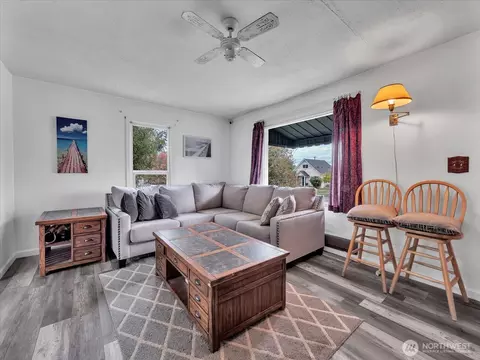 Living - 2426 Pine St, Everett, WA 98201 photo 4 of 4
