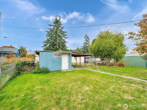 Exterior - 2426 Pine St, Everett, WA 98201 photo 4 of 8