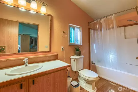 Bath - 162 Alder St, Eastsound, WA 98245 photo 2 of 2