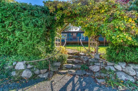 Exterior - 162 Alder St, Eastsound, WA 98245 photo 2 of 15