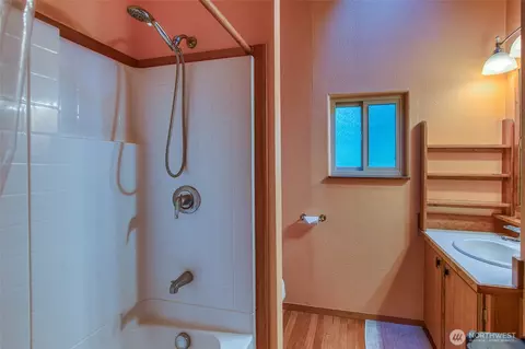 Bath - 162 Alder St, Eastsound, WA 98245 photo 1 of 2