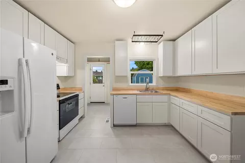 Kitchen - 1509 Rainer St, Sumner, WA 98390 photo 3 of 3