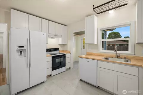 Kitchen - 1509 Rainer St, Sumner, WA 98390 photo 1 of 3